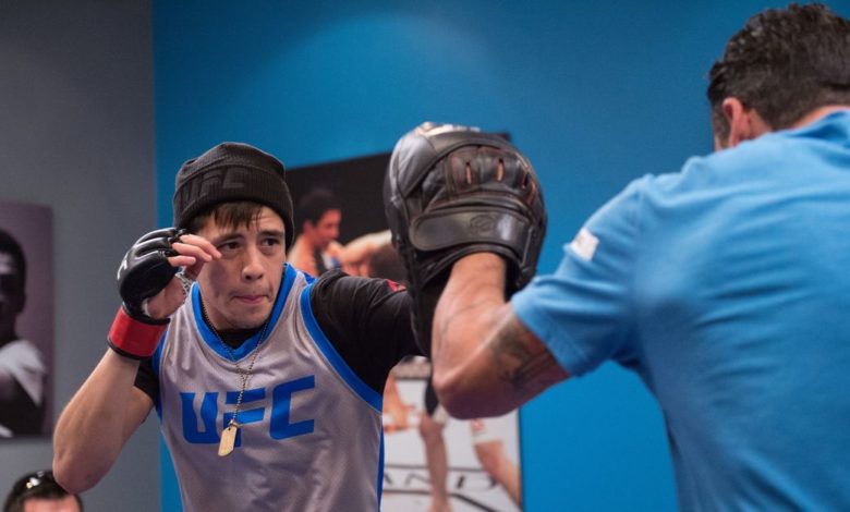 Vidéo: Brandon Moreno, champion des poids mouches de l'UFC, s'entraîne avec la superstar de la boxe Canelo Alvarez