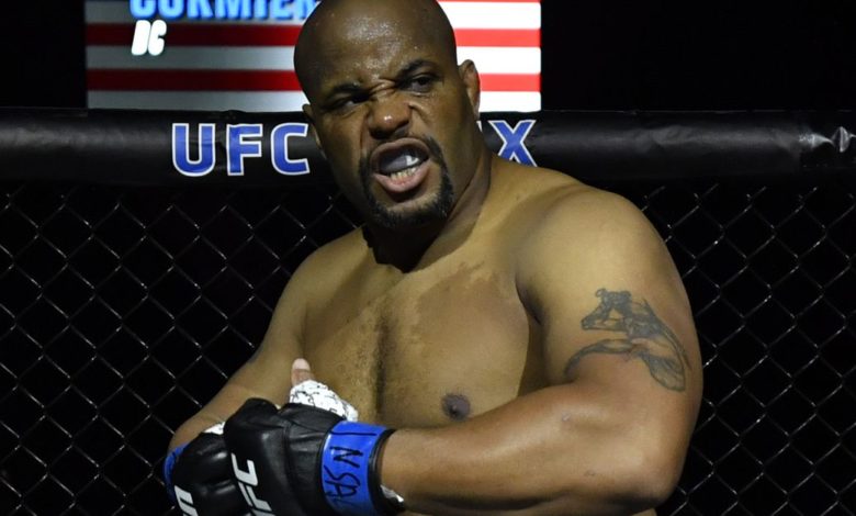 Bisping met en garde Conor McGregor: Daniel Cormier « assassinerait » et « vous tirerait membre par membre »