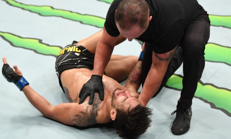 Résultats et vidéo des premiers préliminaires de l'UFC 265: Kape atterrit un genou volant sur Osbourne, Johns KOs dos Santos