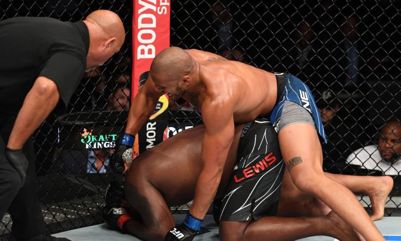 UFC 265 : les pros réagissent à la victoire de Ciryl Gane sur TKO contre Derrick Lewis
