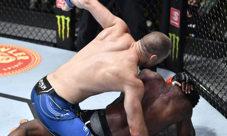 UFC Vegas 33 : les pros réagissent à la décision unanime de Sean Strickland contre Uriah Hall