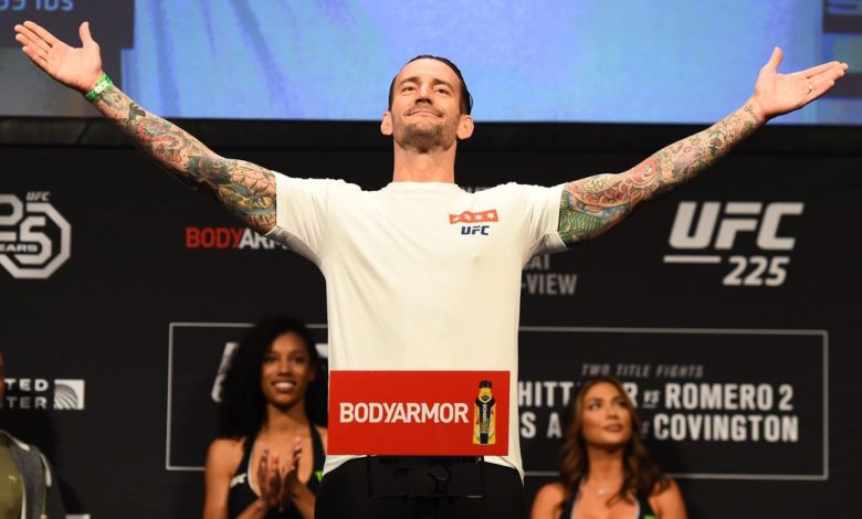 Vidéo: l'ancien combattant de l'UFC CM Punk revient à la lutte professionnelle et signe avec AEW