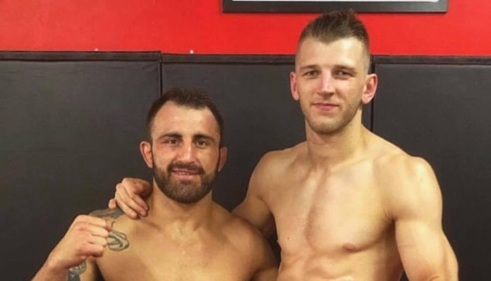 Alexandre-Volkanovski-Dan-Hooker