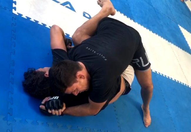 Demian Maia et Caio Borralho enseignent une défense de la barre du genou se terminant par un kata-gatame