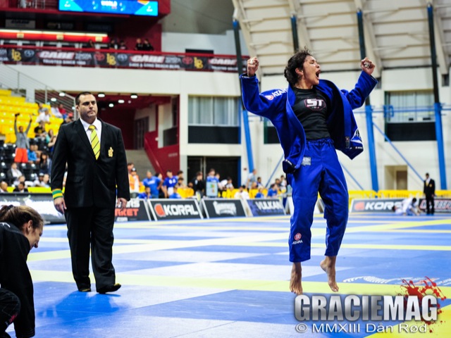 Ana Carolina Vieira vibra ao vencer a final do absoluto azul, no Mundial 2013 em Long Beach. Photo : Dan Rod