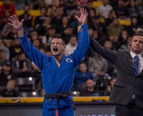 Isaac Doederlein vibra durante triunfo na Pirâmide, no Mundial 2022 da IBJJF. Photo : Tyy Withrow