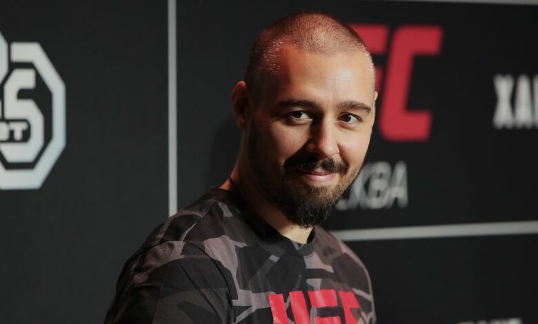 "Double standards" - Hardy "banni" de l'UFC 286 malgré sa femme dans les virages ; compare les menaces de Covington à Anik