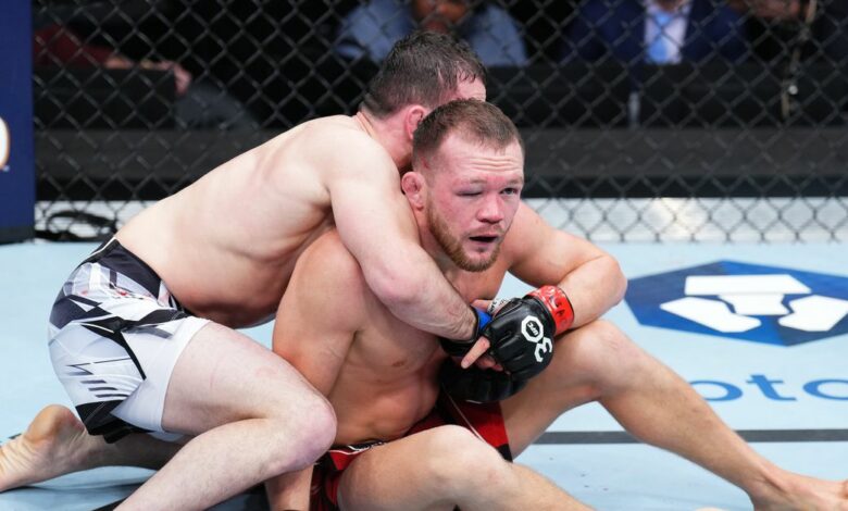 'Freak of nature' - Les pros réagissent à la victoire dominante de Dvalishvili sur Yan à l'UFC Vegas 71