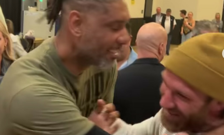 Vidéo: La légende de la NBA Tim Duncan lutte avec Luke Rockhold dans les coulisses de l'UFC San Antonio