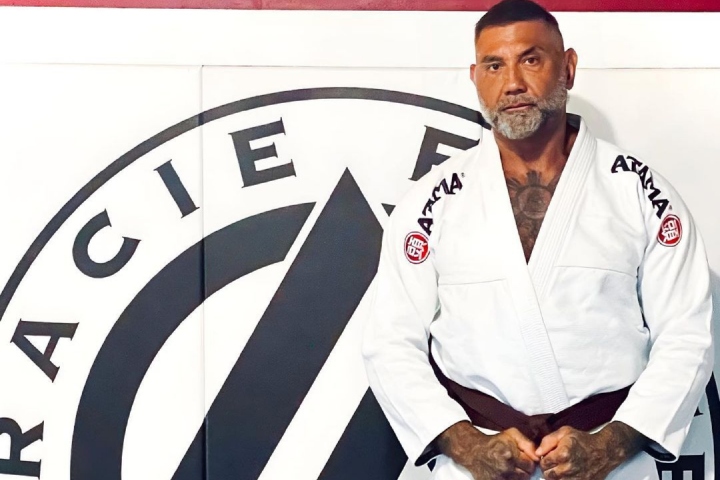 Dave Bautista portant un gi et une ceinture marron BJJ