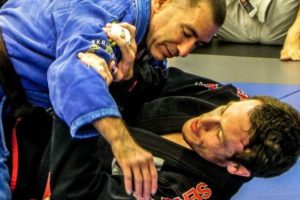 Défense solide en BJJ Side Control avec des cadres appropriés
