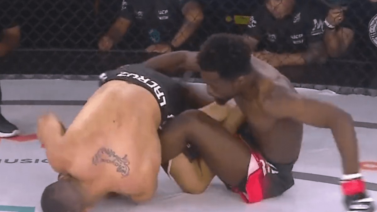 Un combattant brésilien de MMA se soumet avec un verrou de jambe