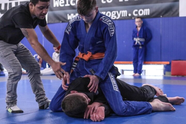 Cette technique d'étranglement BJJ est si simple qu'un enfant de 7 ans pourrait la faire (non, vraiment)