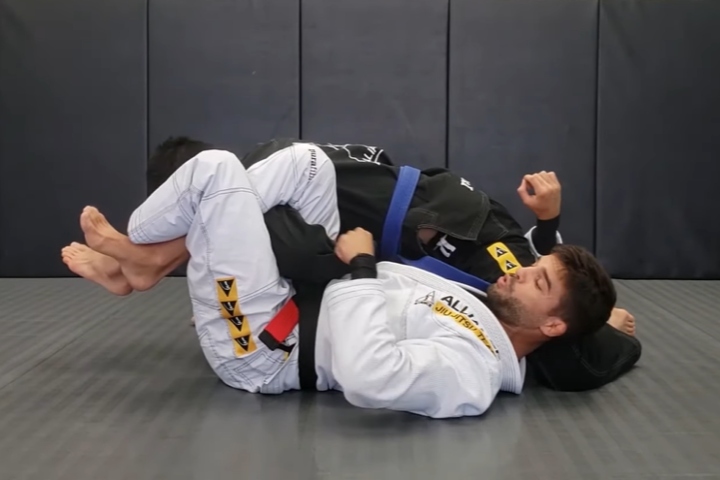 Le « balayage pendulaire d’Omoplata » est une évolution fondamentale de la garde fermée