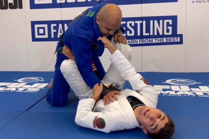 Mikey Musumeci montre comment jouer le parfait protège-manches de col