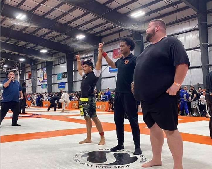 Black Belt Roosterweight soumet un poids ultra lourd en compétition