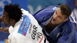 Huizinga, des Pays-Bas, affronte Gordon, de Grande-Bretagne, lors du match pour la médaille de bronze des poids moyens en judo masculin à Athènes. Mark Huizinga, des pays-Bas (R), s'attaque à Winston Gordon, en Grande-Bretagne, lors du match de médaille de bronze masculin de judo de poids moyen (moins de 90 kg) aux Jeux Olympiques d'Athènes en 2004, le 18 août 2004. Huizinga a battu Gordon. REUTERS/Ruben Spruch Reuters / Photo fournie par Action Images *** Légende locale *** RBBORH2004081801104.jpg