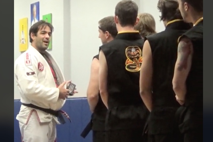 Cobra Kai Pranksters 'Dojo Storm' BJJ Academy, l'instructeur accepte volontiers
