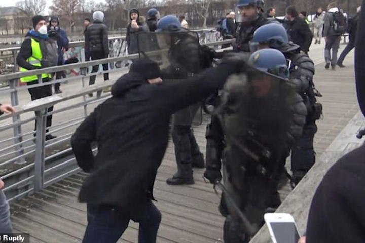 [WATCH] Cette fois-là, un ancien boxeur professionnel s'en est pris à la police anti-émeute française