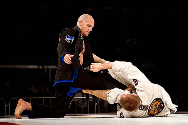 Le Jiu-Jitsu sportif moderne a évolué avec de nouvelles techniques et de nouveaux flux qui le rendent très différent du Kosen Judo.
