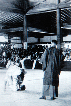 Étranglement triangulaire (三角絞) appliqué lors d'un tournoi universitaire en 1920.