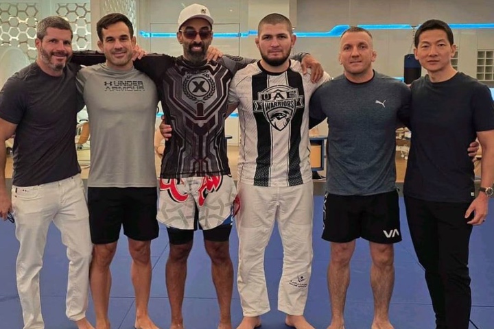 Le fondateur de l'ADCC, Cheikh Tahnoun ben Zayed Al Nahyan, s'entraîne aux prises avec Khabib Nurmagomedov