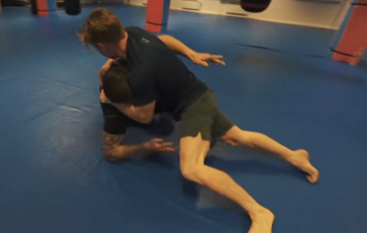 Un grimpeur de classe mondiale teste sa force de préhension au grappin MMA Fighter