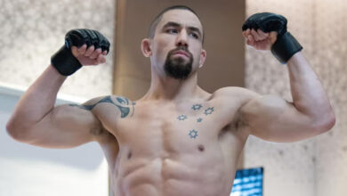 Robert Whittaker pose