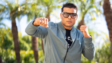 Paulo Costa pose