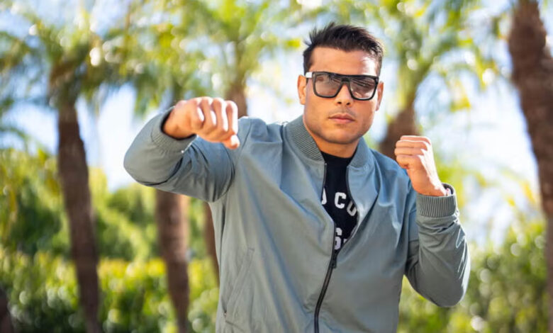 Paulo Costa pose