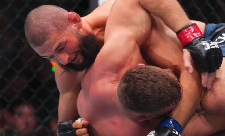 Khamzat Chimaev grounds Dricus du Plessis at UFC 319