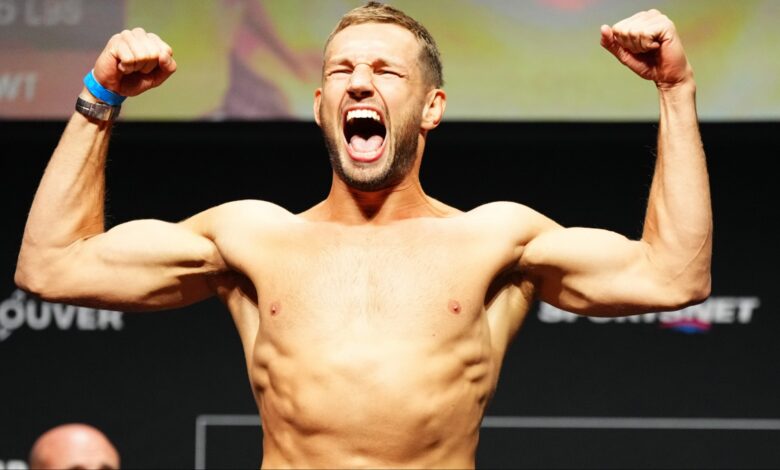 Reinier de Ridder poses on the scale at the UFC Vancouver ceremonial weigh-in