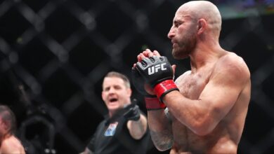 Alexander Volkanovski during a stoppage at UFC 325