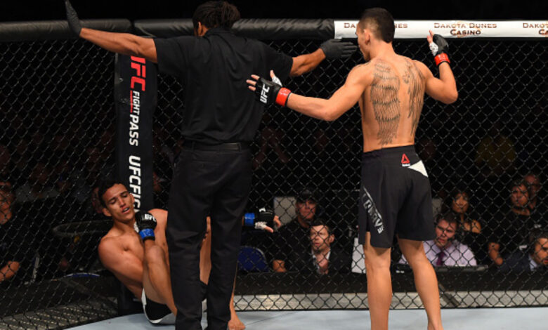Charles Oliveira vs Max Holloway 2015