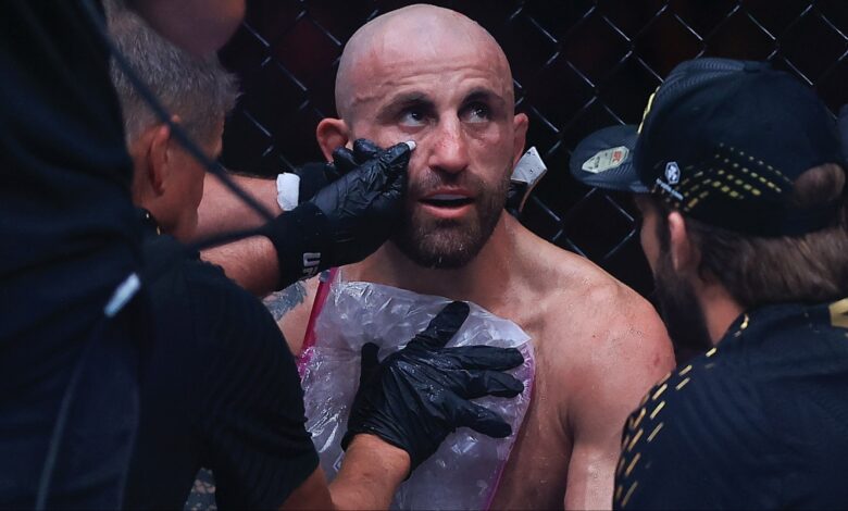Alexander Volkanovski consults with his team in between rounds at UFC 325